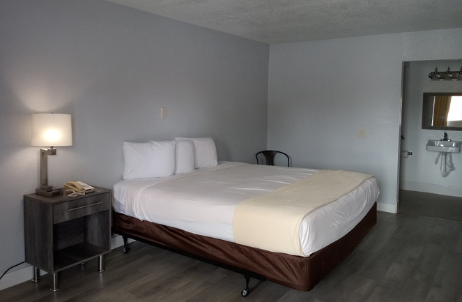 E-Z 8 Motel San Diego Guest Room 