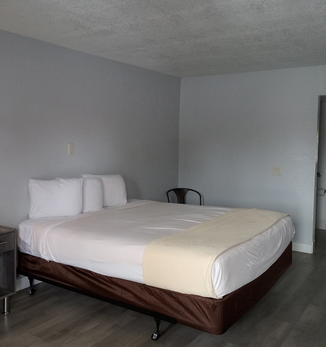 E-Z 8 Motel San Diego Guest Room 