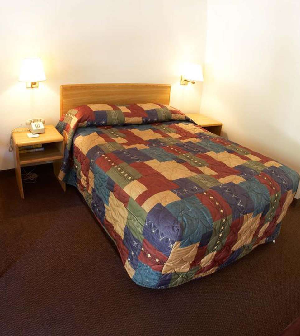 WELL-APPOINTED GUESTROOMS FOR BUSINESS AND LEISURE TRAVEL AT E-Z 8 MOTEL OLD TOWN